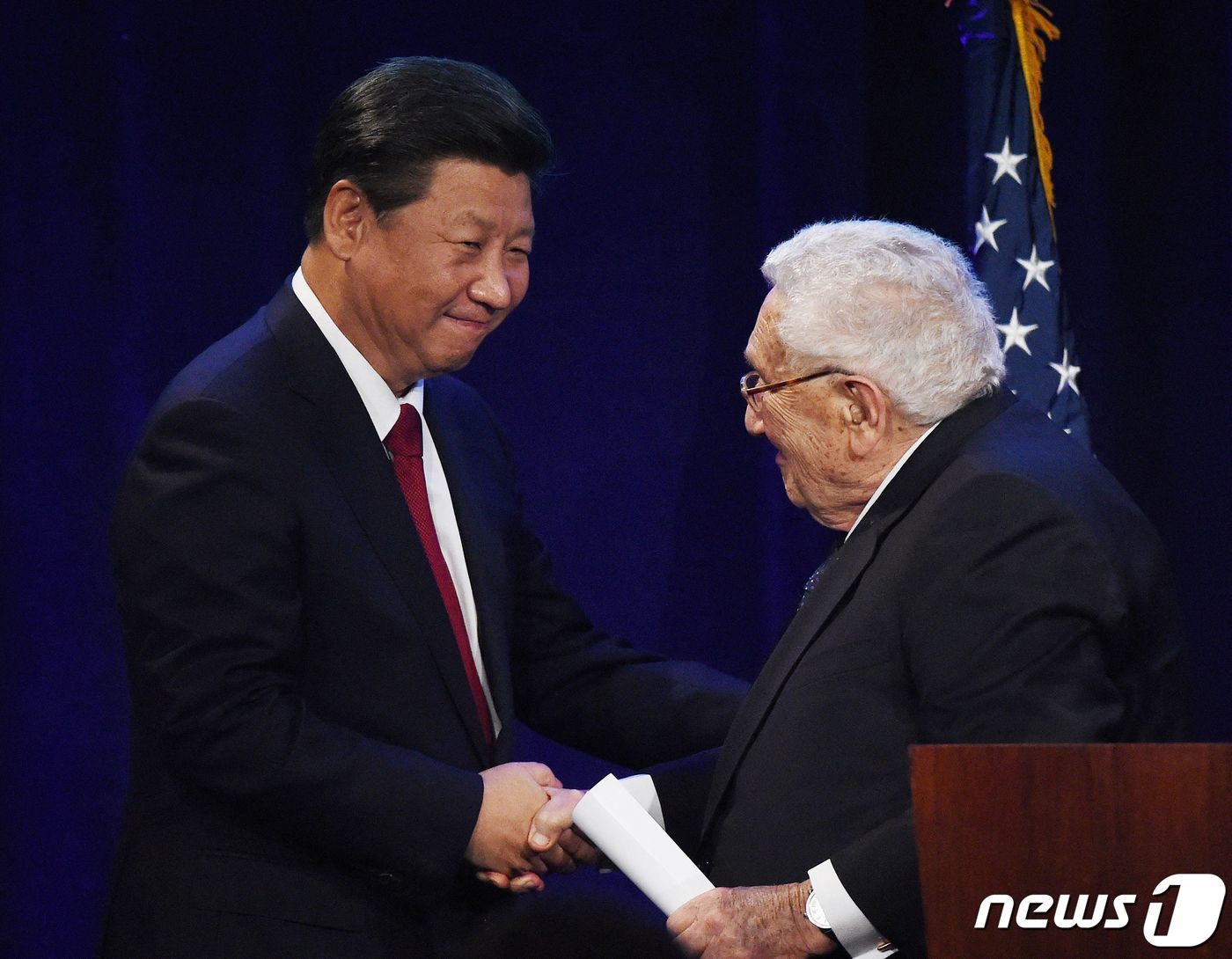 본문 이미지 - 2015년 9월22일 시진핑 중국 국가주석(왼쪽)과 헨리 키신저 미국 전 국무장관이 미국 시애틀에서 열린 환영 만찬에서 만나 악수를 나누고 있다. 2015.09.22 ⓒ AFP=뉴스1 ⓒ News1 정지윤 기자
