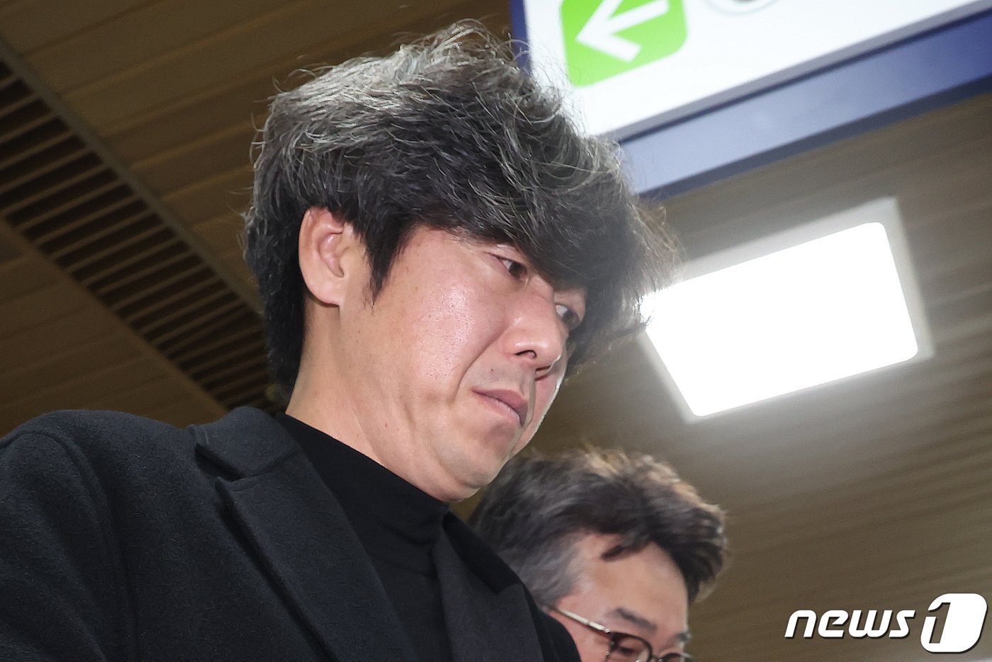 본문 이미지 - 남욱 변호사가 30일 오후 서울 서초구 서울중앙지방법원에서 열린 정치자금법 위반·특정범죄 가중처벌법상 뇌물 혐의 사건 1심 선고 공판을 마치고 나서고 있다. 2023.11.30/뉴스1 ⓒ News1 김민지 기자