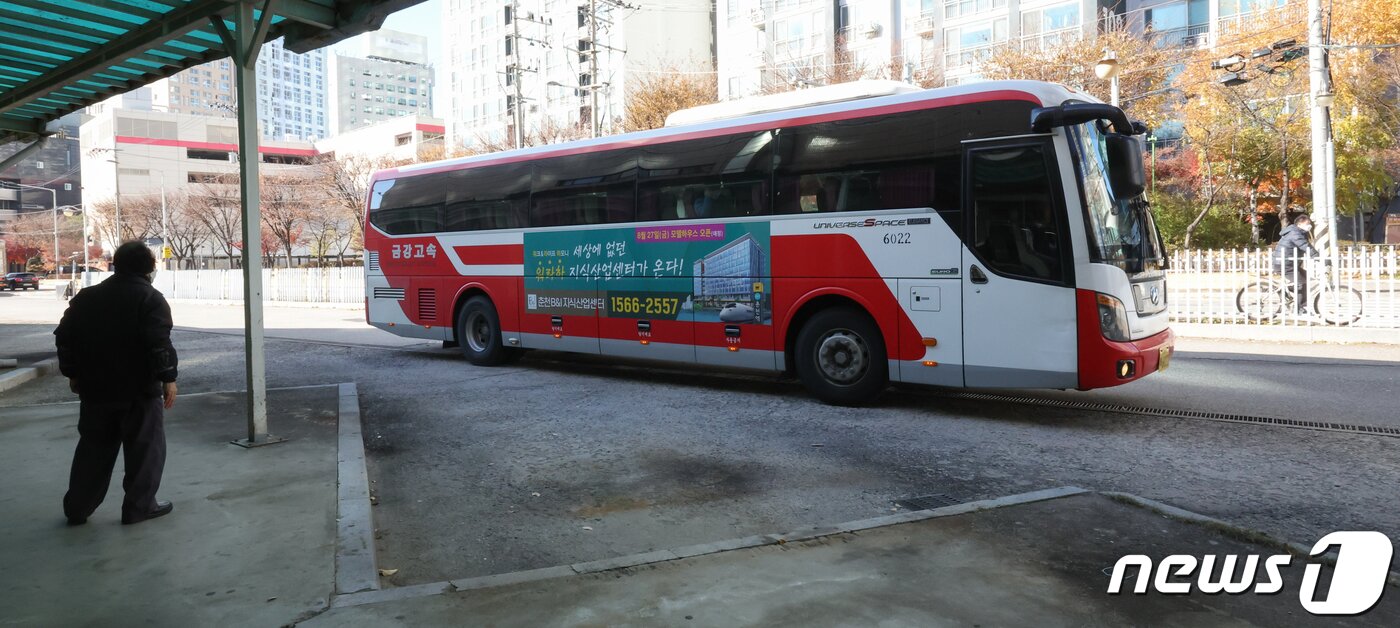 본문 이미지 - 상봉터미널 영업 마지막날인 30일 서울 중랑구 상봉터미널 탑승장에서 원주행 운전 기사가 버스 출발을 하고 있다.  2023.11.30/뉴스1 ⓒ News1 허경 기자