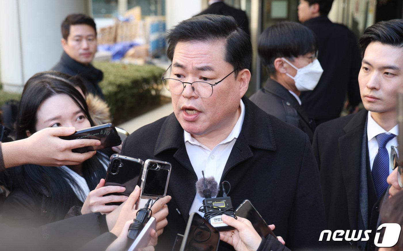 본문 이미지 - 유동규 전 성남도시개발공사 본부장이 30일 오후 서울 서초구 서울중앙지방법원에서 열린 정치자금법 위반·특정범죄 가중처벌법상 뇌물 혐의 사건 1심 선고 공판을 마치고 나서며 취재진의 질문에 답변하고 있다. 2023.11.30/뉴스1 ⓒ News1 김민지 기자