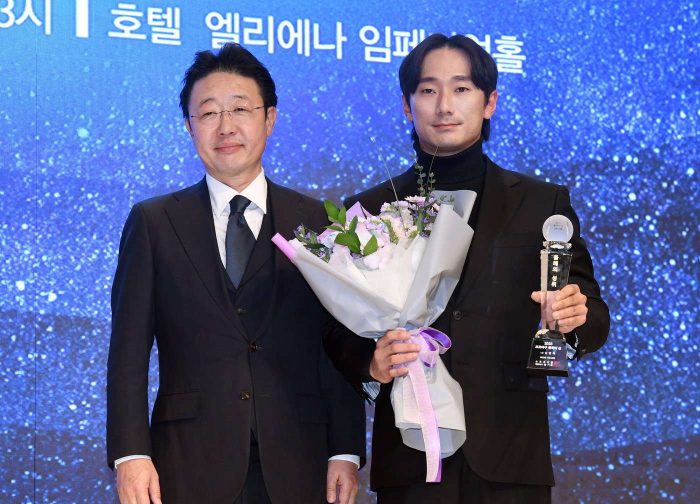 본문 이미지 -  LG 신민재.&#40;오른쪽&#41; &#40;스포츠서울 제공&#41;