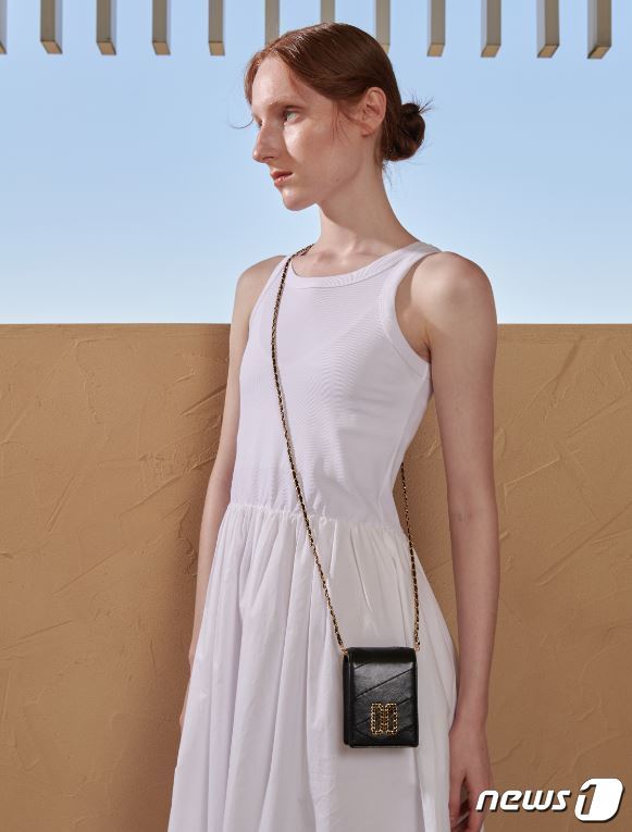 본문 이미지 - 블랙 DD로고 소가죽 미니 크로스백.(닥스 제공)