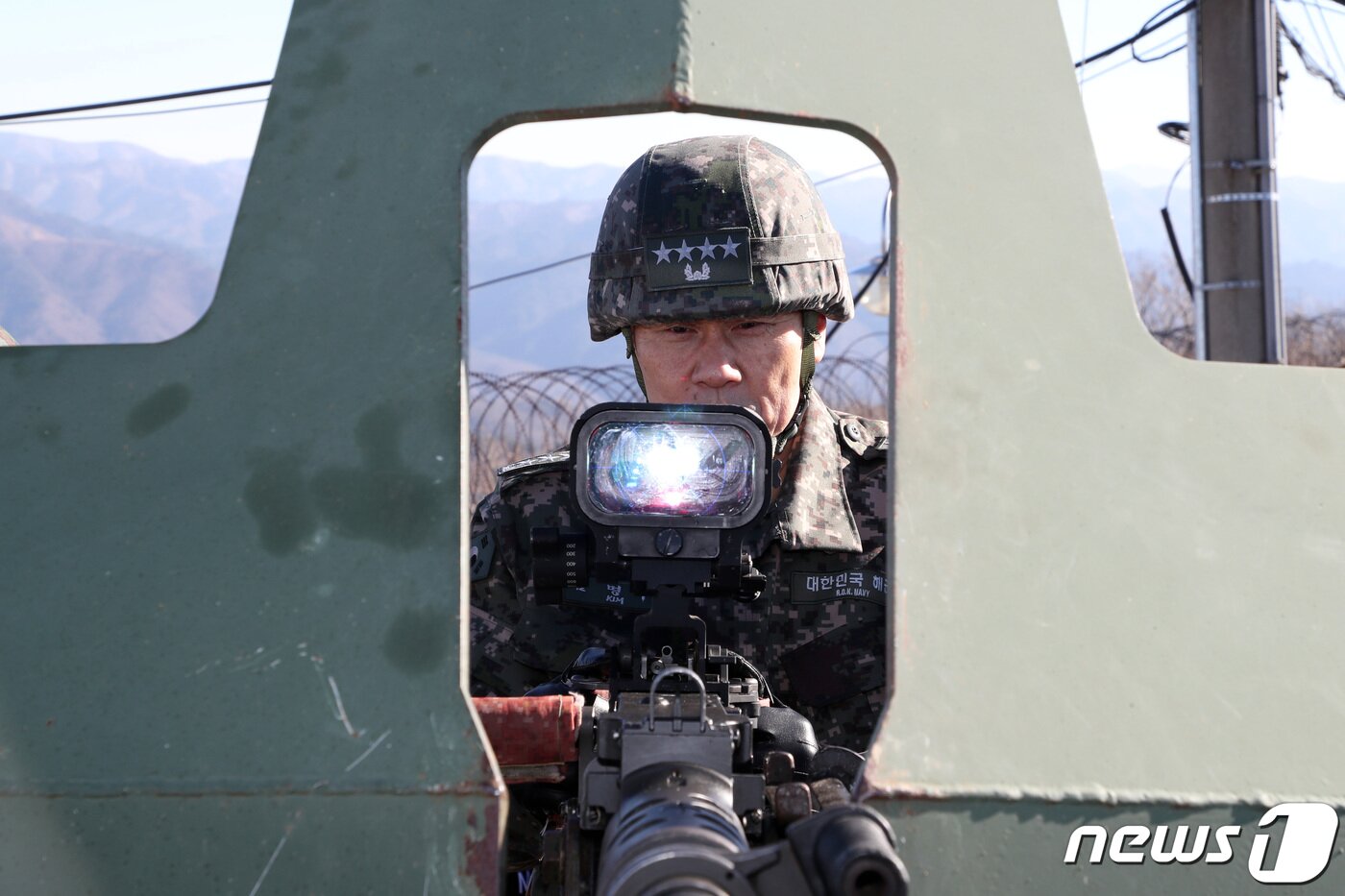 본문 이미지 - 김명수 합참의장이 지난해 11월 30일 동부전선 최전방 부대를 방문해 K6 중기관총 진지를 확인점검하고 있다. &#40;합동참모본부 제공&#41; 2023.11.30/뉴스1