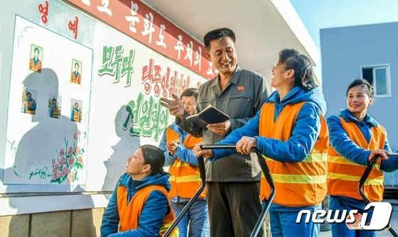 종업원들 '혁신' 선동하는 북한 도로시설관리소 일꾼