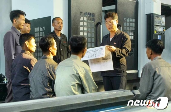 당보 학습하며 '사상 무장'하는 북한 노동자들
