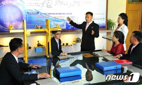 교육내용·방법 혁신 방안 토론하는 평양건축대학 교직원들