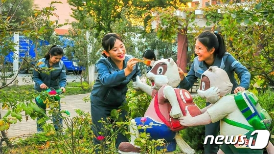 공장 내부 가꾸는 평양가방공장 노동자들…"공원과 같이"