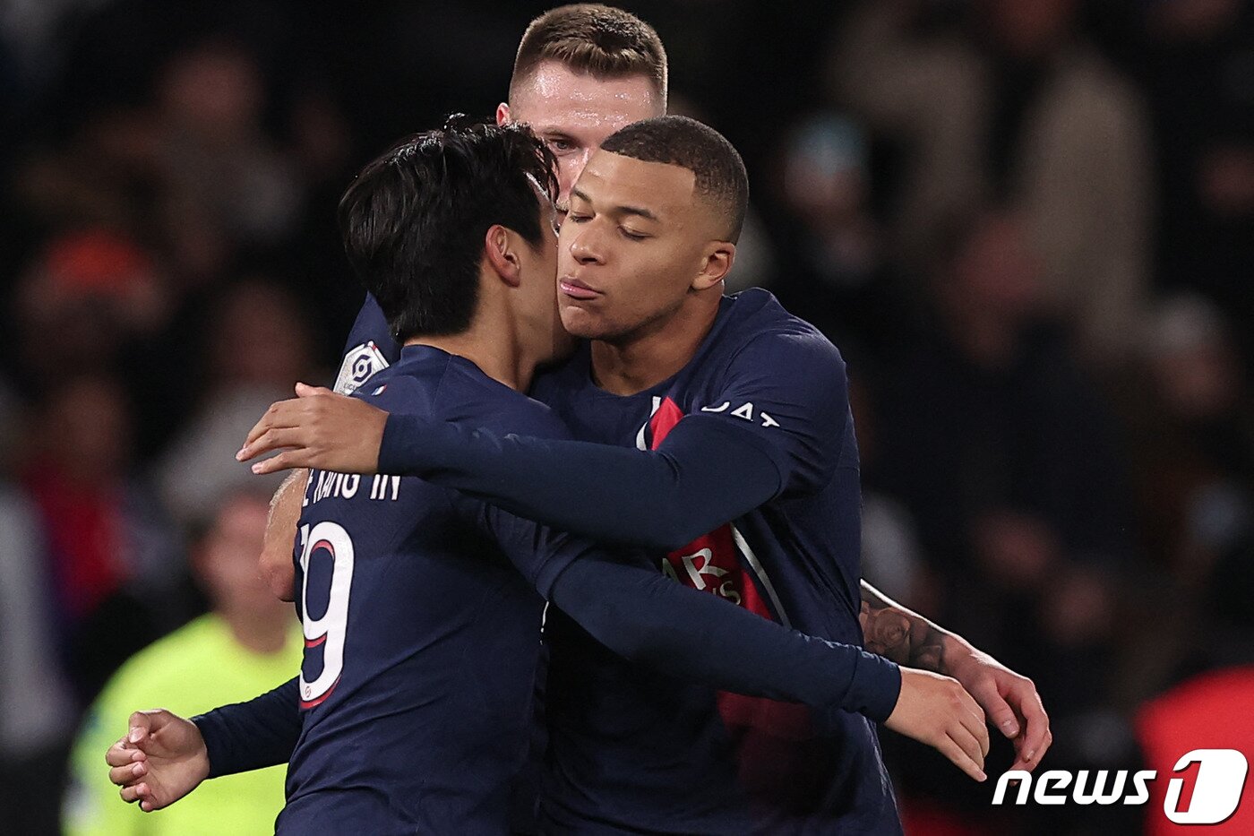 본문 이미지 - PSG의 이강인이 3일(현지시간) 프랑스 파리의 파르크 데 프랭스에서 열린 리그1 몽펠리에와 경기서 공식전 3경기 연속 공격 포인트인 리그 1호 골을 터트린 뒤 킬리안 음바페의 축하를 받고 있다. 2023.11.4 ⓒ AFP=뉴스1 ⓒ News1 우동명 기자