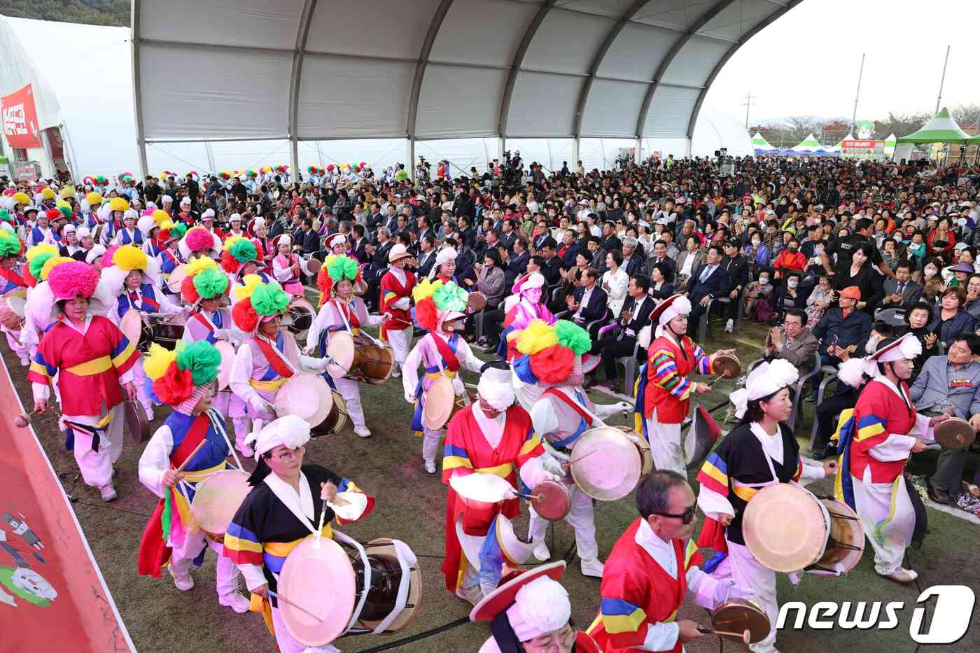 가을빛 물든 두륜산 도립공원에서 맛있는 먹거리 가득한 전남 해남미남축제가 3일 막이 올랐다. 개막식에 펼쳐진 해남 읍면 맛 퍼레이드 (해남군 제공)/뉴스1 