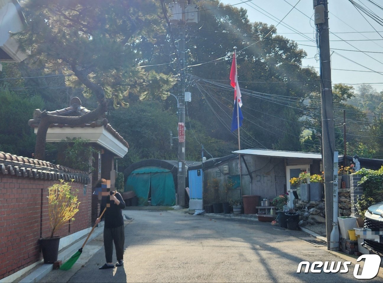  서울 서초구 방배동 전원마을에 있는 비닐하우스촌 진입구. 왼쪽은 담벼락이 있는  단독주택, 오른쪽은 판자촌 주택이 보인다. 2023.11.2/뉴스1 ⓒ News1 유민주 기자