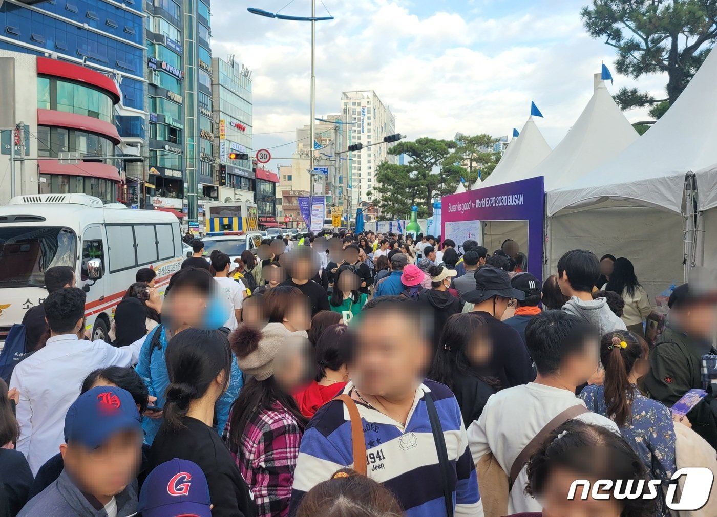 본문 이미지 - 4일 부산 수영구 광안리해수욕장 일대에서 열린 &#39;제18회 부산불꽃축제&#39;를 관람하러 온 시민들로 붐비고 있다. 2023.11.4/뉴스1 ⓒ News1 조아서 기자