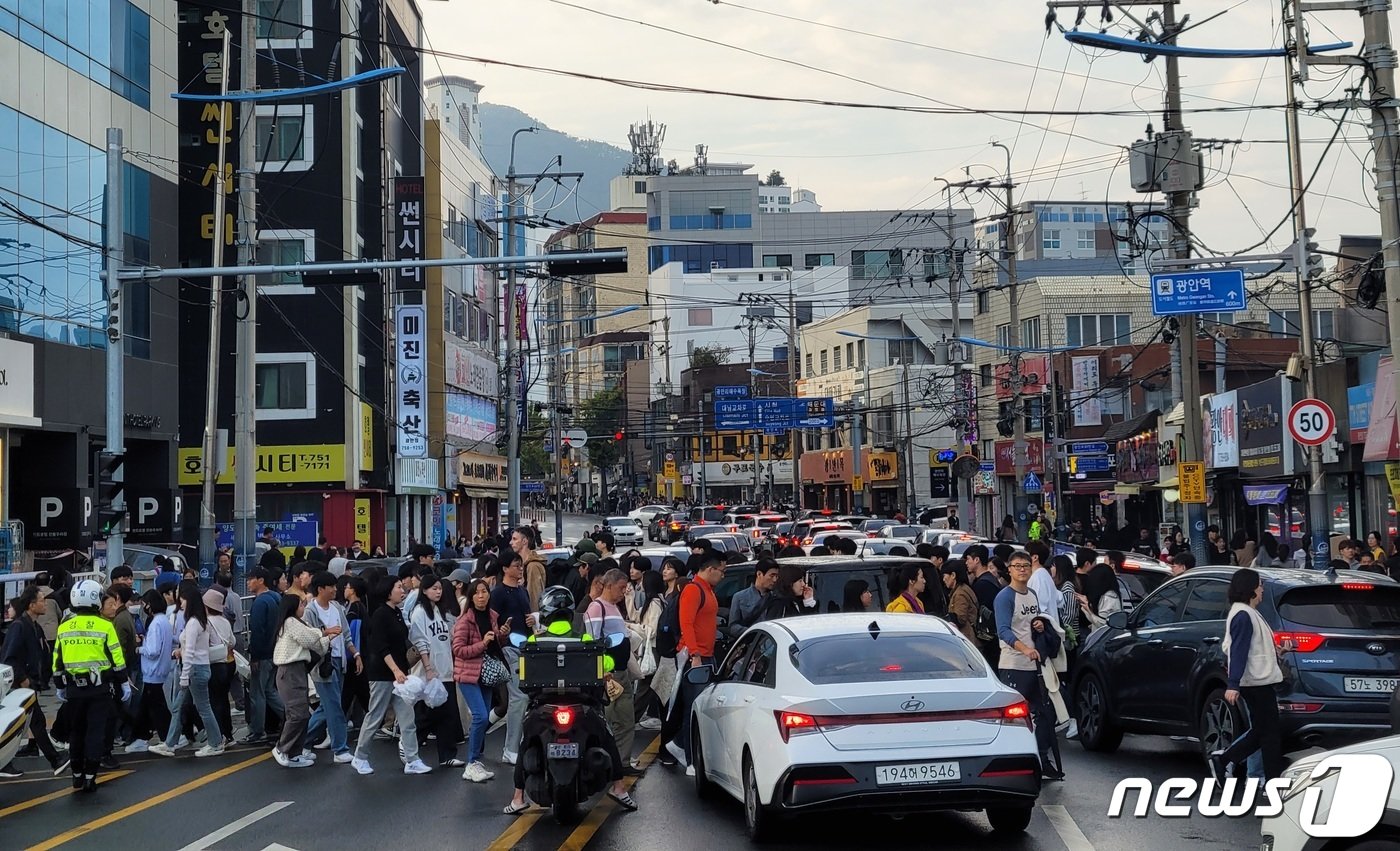 본문 이미지 - 4일 부산 수영구 광안리해수욕장 일대에서 열린 &#39;제18회 부산불꽃축제&#39;에서 경찰관들이 인파가 몰리는 것을 통제하고 있다. 2023.11.4/뉴스1 ⓒ News1 조아서 기자 