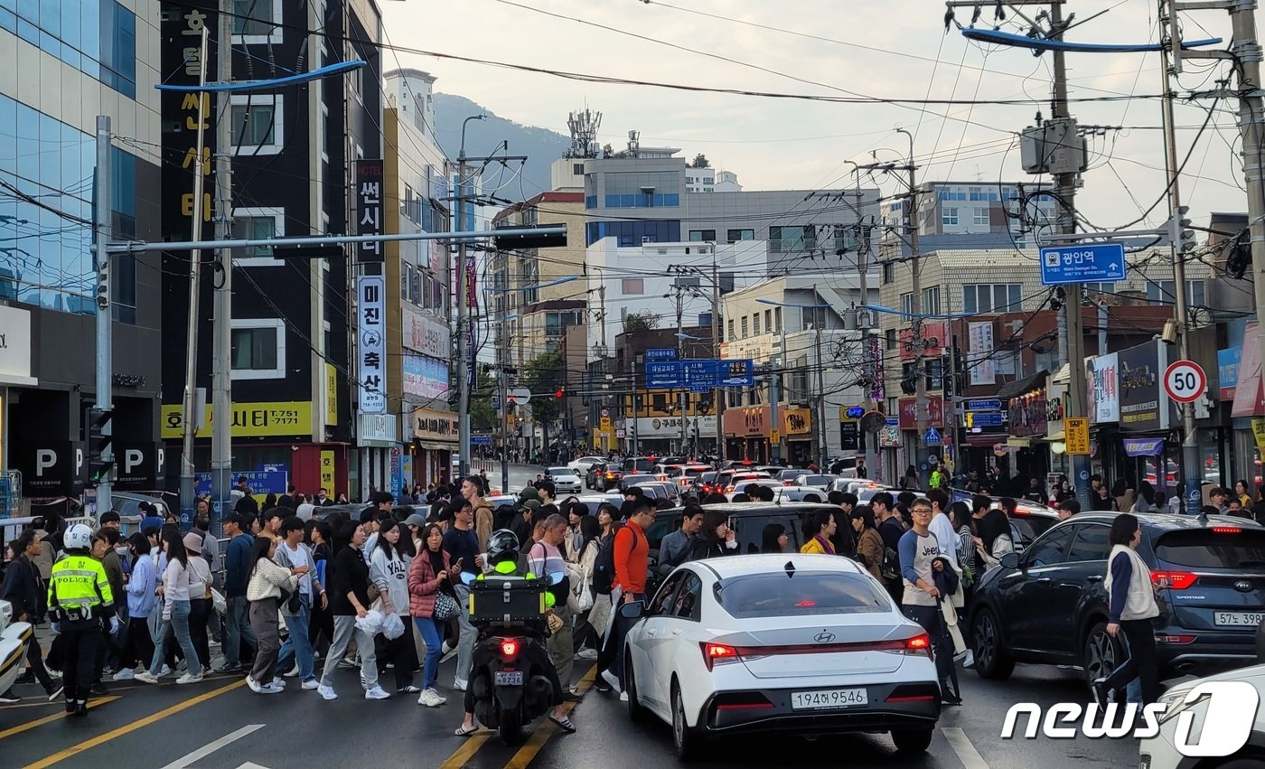 4일 부산 수영구 광안리해수욕장 일대에서 열린 &#39;제18회 부산불꽃축제&#39;에서 경찰관들이 인파가 몰리는 것을 통제하고 있다. 2023.11.4/뉴스1 ⓒ News1 조아서 기자 