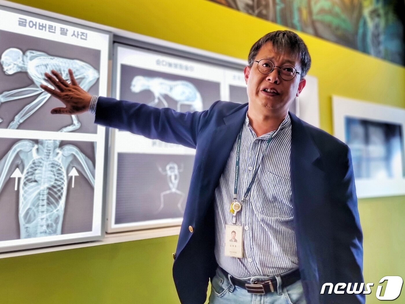 본문 이미지 - 영준 국립생태원 동물관리연구실장(수의사)은 2일 국제멸종위기종(CITES) 보호시설에서 장애를 가지게 된 멸종위기종에 대해 설명하고 있다. ⓒ 뉴스1 황덕현 기자