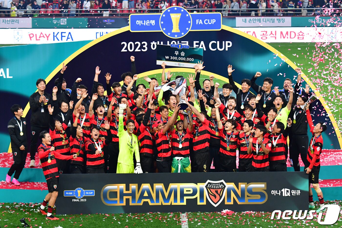 본문 이미지 - 4일 포항스틸야드에서 열린 프로축구 &#39;2023 하나원큐 대한축구협회&#40;FA&#41;컵 결승전에서 우승을 차지한 포항스틸러스 선수단이 우승컵과 함께 세리머니를 하고 있다.2023.11.4/뉴스1 ⓒ News1 최창호 기자