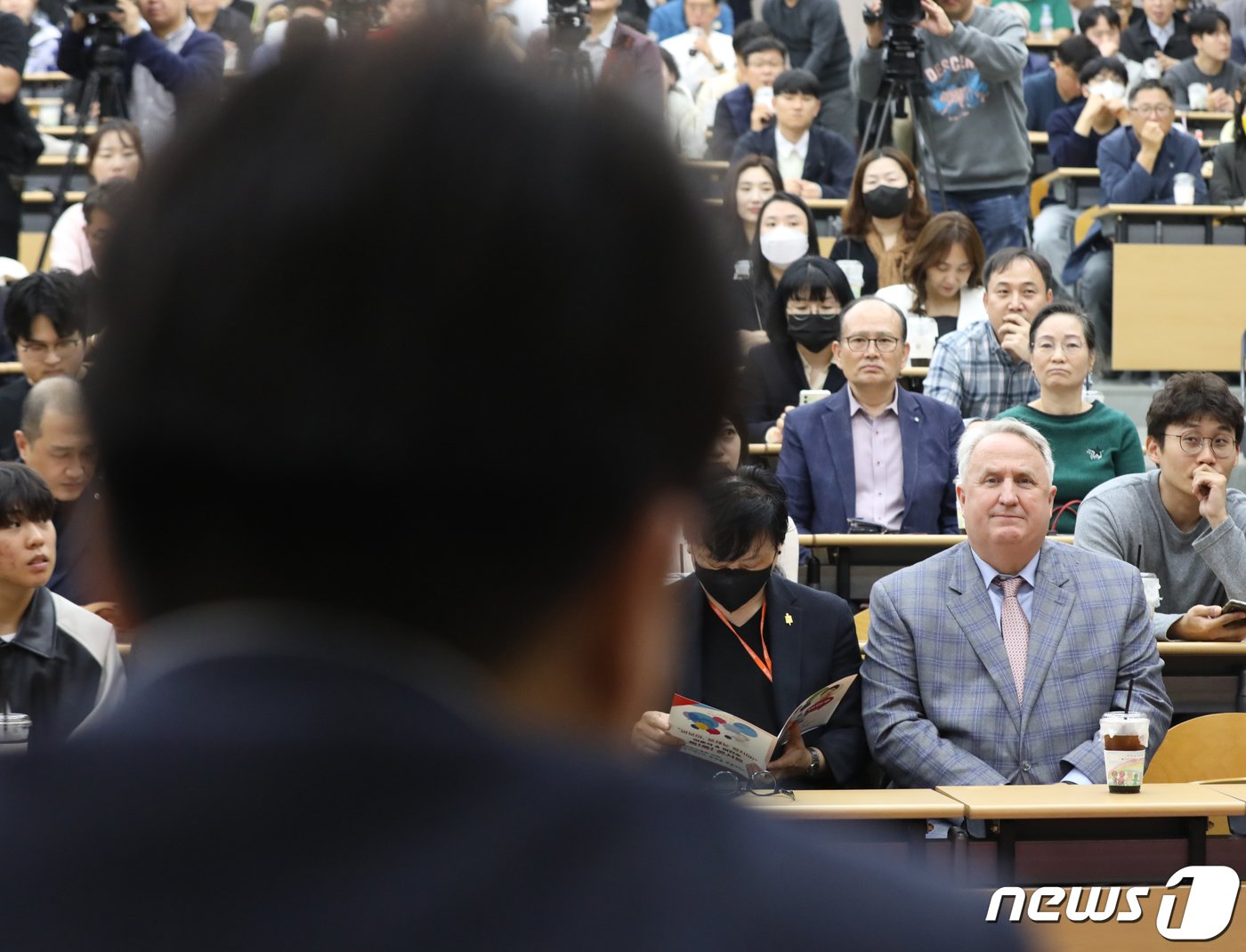 인요한 국민의힘 혁신위원장이 4일 오후 부산 경성대 중앙도서관에서 열린 &#39;바보야 문제는 정치야 토크콘서트&#39;에서 이준석 전 대표의 발언을 듣고 있다. 이날 인 혁신위원장은 이 전 대표와 만나기 위해 &#39;깜짝&#39; 부산 방문을 했지만, 두 사람의 회동은 이뤄지지 않았다. 2023.11.4/뉴스1 ⓒ News1 윤일지 기자