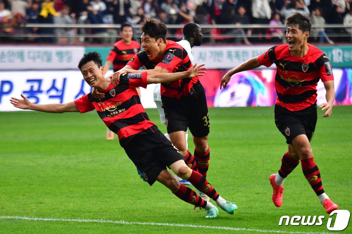 본문 이미지 - 4일 포항스틸야드에서 열린 프로축구 '2023 하나원큐 대한축구협회(FA)컵 결승, 포항스틸러스와 전북 현대의 경기 후반 포항 김종우가 3대 2 역전골을 성공 시킨 후 기뻐하고 있다.2023.11.4/뉴스1 ⓒ News1 최창호 기자