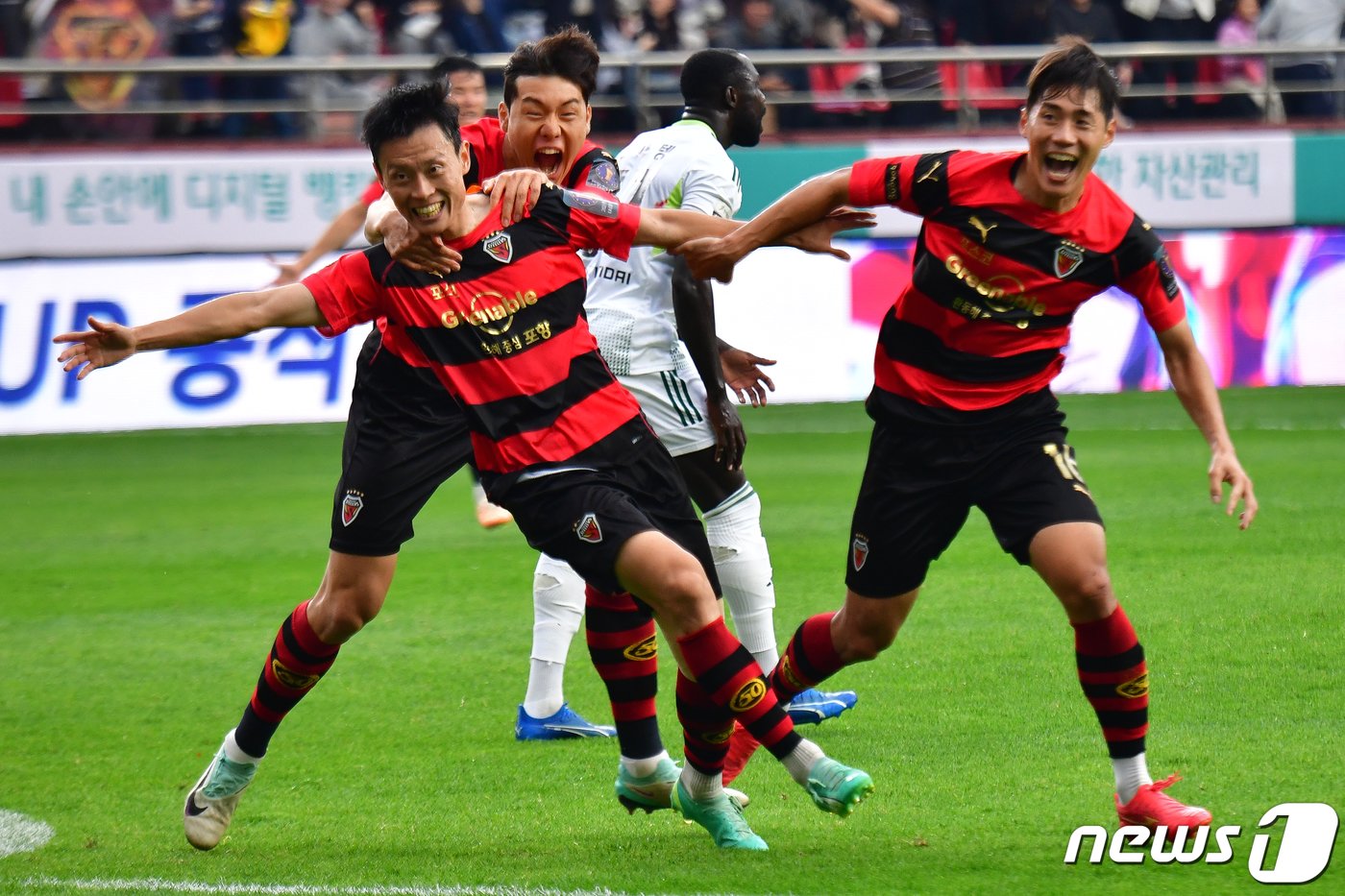 본문 이미지 - 4일 포항스틸야드에서 열린 프로축구 '2023 하나원큐 대한축구협회(FA)컵 결승, 포항스틸러스와 전북 현대의 경기 후반 포항 김종우가 3대 2 역전골을 성공 시킨 후 기뻐하고 있다. 역전골의 주인공 김종우는 대회 최우수선수상을 받았다.2023.11.4/뉴스1 ⓒ News1 최창호 기자