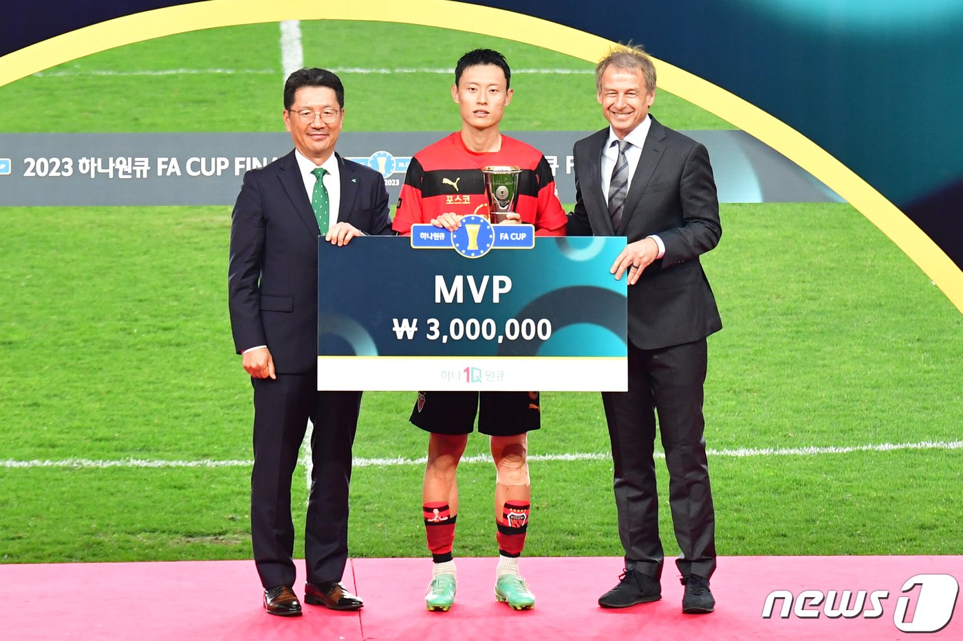 본문 이미지 - 4일 포항스틸야드에서 열린 프로축구 '2023 하나원큐 대한축구협회(FA)컵 결승에서 포항 김종우 선수가 대회 최우수선수상을 수상하고 있다.2023.11.4/뉴스1 ⓒ News1 최창호 기자