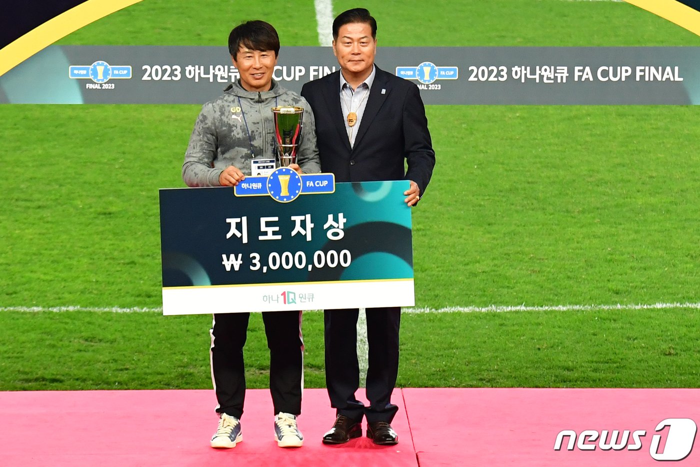 본문 이미지 - 4일 포항스틸야드에서 열린 프로축구 '2023 하나원큐 대한축구협회(FA)컵 결승에서 우승을 차지한 포항 김기동 감독이 지도자상을 수상하고 있다.2023.11.4/뉴스1 ⓒ News1 최창호 기자