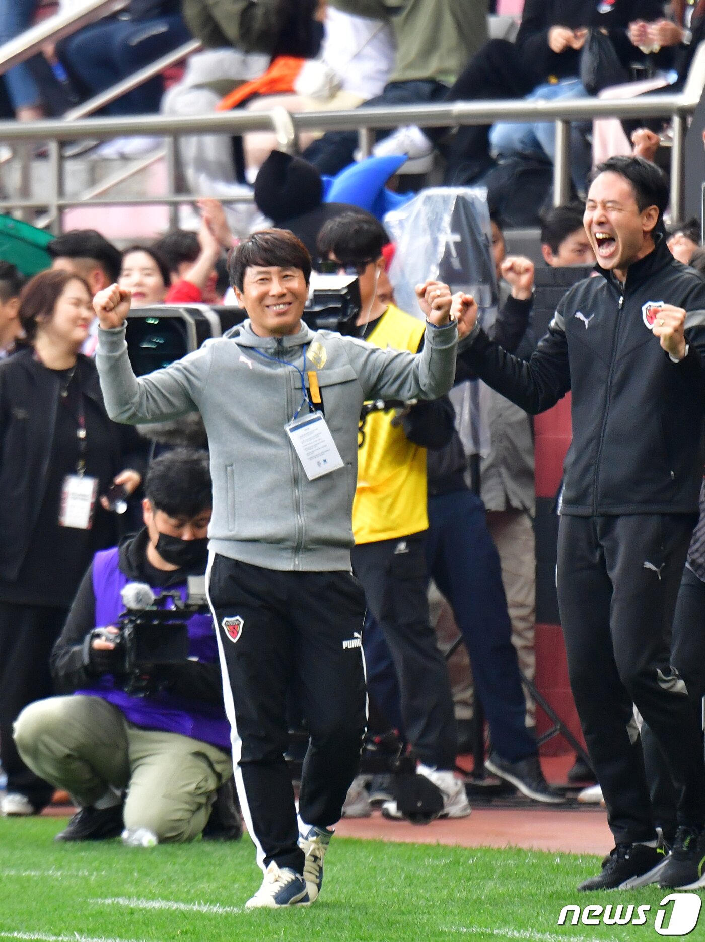 본문 이미지 - 4일 포항스틸야드에서 열린 프로축구 &#39;2023 하나원큐 대한축구협회&#40;FA&#41;컵 결승, 포항스틸러스와 전북 현대와의 경기에서 4대 2승리를 거두자 두손을 들어올리며 기뻐하고 있다.2023.11.4/뉴스1 ⓒ News1 최창호 기자