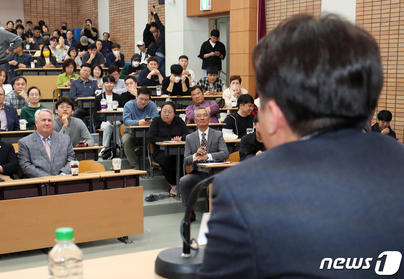 인요한 국민의힘 혁신위원장&#40;앞줄 왼쪽&#41;이 4일 오후 부산 경성대 중앙도서관에서 열린 이준석 전 대표, 이언주 전 의원이 진행하는 &#39;바보야 문제는 정치야 토크콘서트&#39;에 참석해 있다. 이날 인 혁신위원장은 이 전 대표와 만나기 위해 &#39;깜짝&#39; 부산 방문을 했지만, 두 사람의 회동은 이뤄지지 않았다. 2023.11.4/뉴스1 ⓒ News1 윤일지 기자