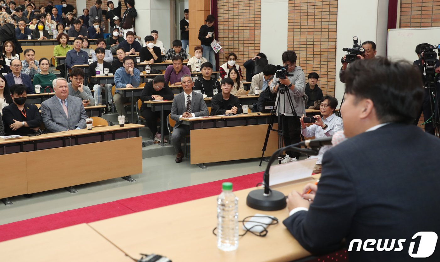 인요한 국민의힘 혁신위원장이 4일 오후 부산 경성대 중앙도서관에서 열린 이준석 전 대표, 이언주 전 의원이 진행하는 &#39;바보야 문제는 정치야 토크콘서트&#39;에 참석해 있다. 이날 인 혁신위원장은 이 전 대표와 만나기 위해 &#39;깜짝&#39; 부산 방문을 했지만, 두 사람의 회동은 이뤄지지 않았다. 2023.11.4/뉴스1 ⓒ News1 윤일지 기자