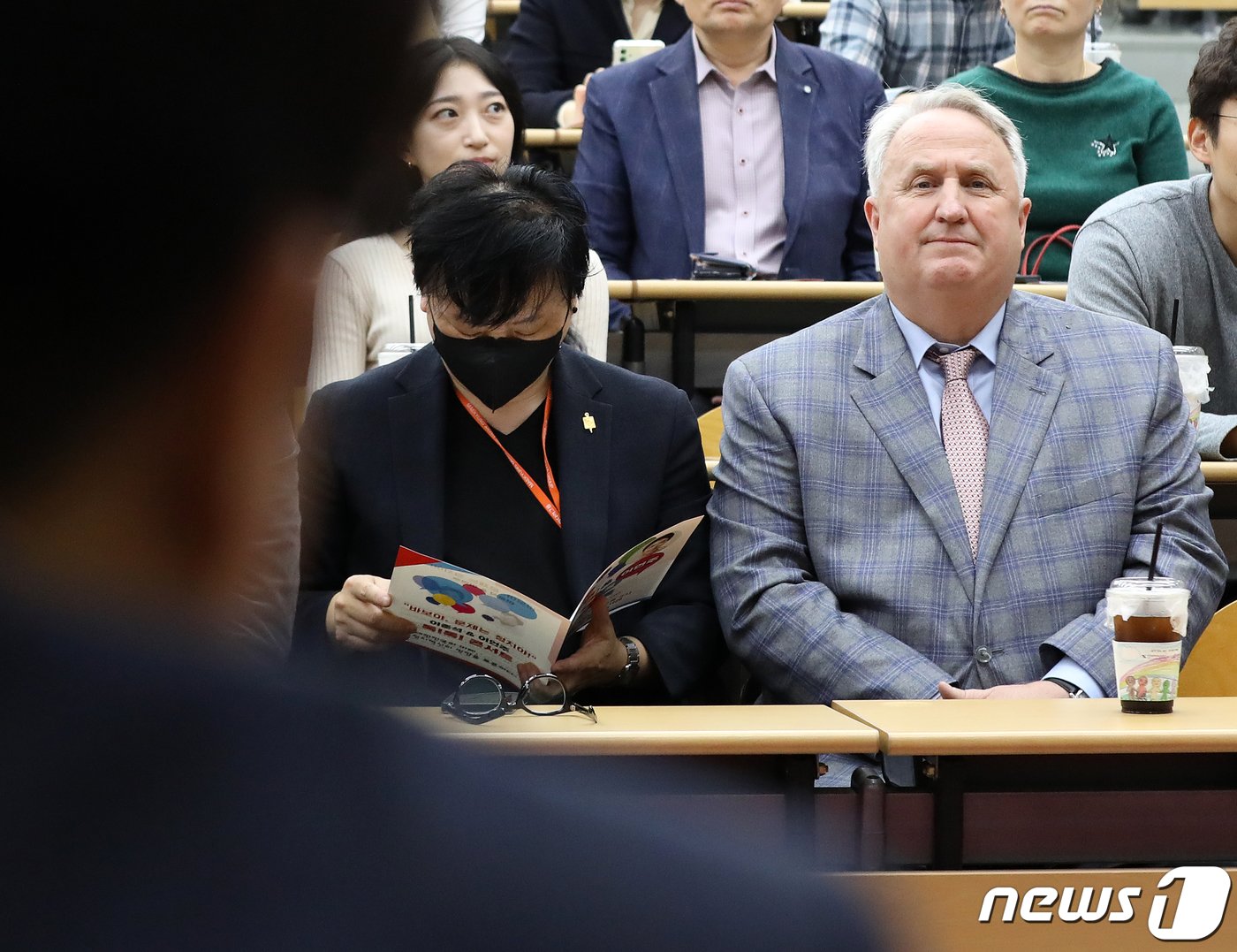 인요한 국민의힘 혁신위원장이 4일 오후 부산 경성대 중앙도서관에서 열린 이준석 전 대표, 이언주 전 의원이 진행하는 &#39;바보야 문제는 정치야 토크콘서트&#39;에 참석해 있다. 이날 인 혁신위원장은 이 전 대표와 만나기 위해 &#39;깜짝&#39; 부산 방문을 했지만, 두 사람의 회동은 이뤄지지 않았다. 2023.11.4/뉴스1 ⓒ News1 윤일지 기자