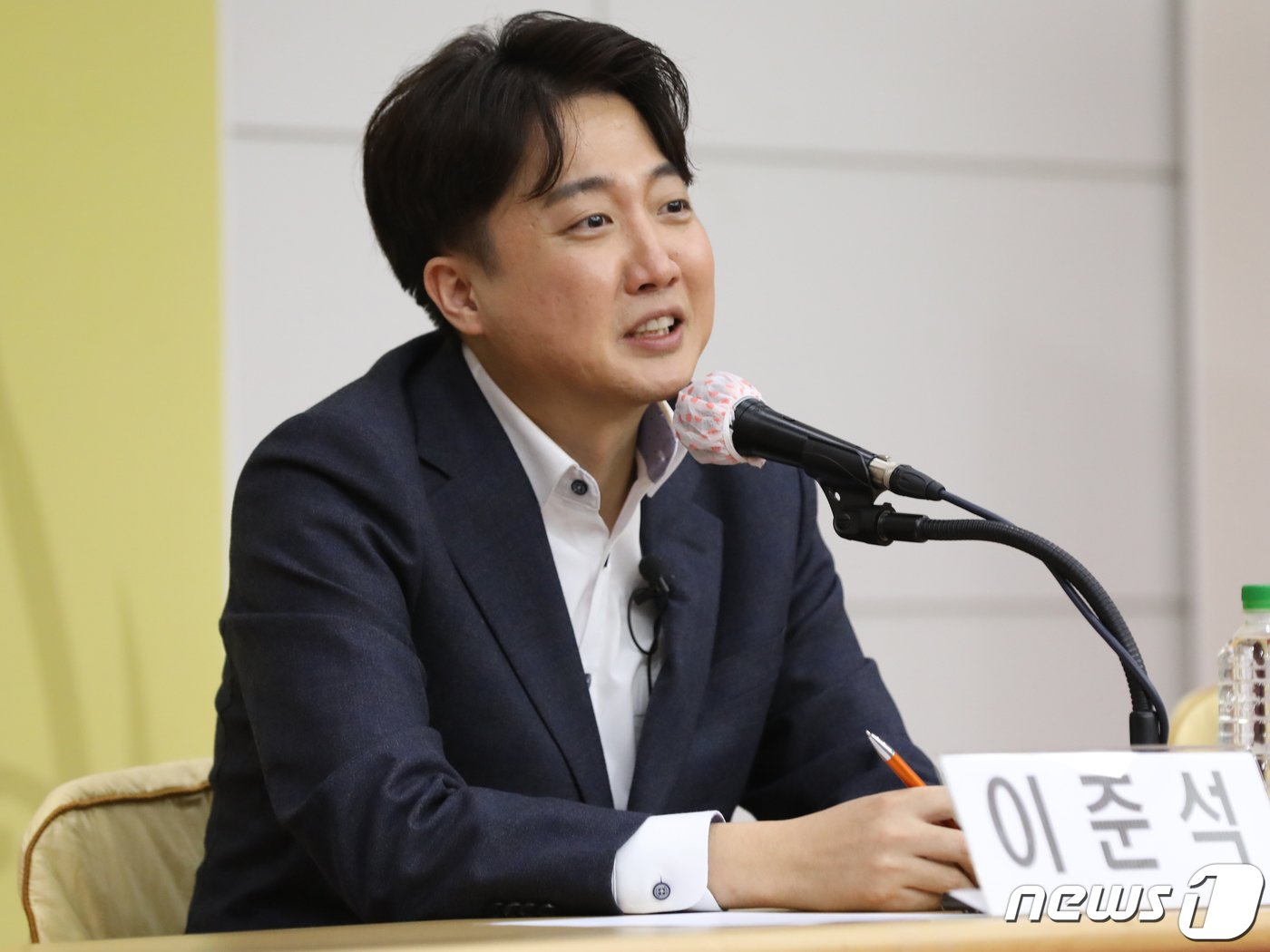 본문 이미지 - 이준석 전 국민의힘 대표가 4일 오후 부산 경성대 중앙도서관에서 열린 이언주 전 의원과 함께 진행한 '바보야 문제는 정치야 토크콘서트'에서 발언하고 있다. 이날 인요한 국민의힘 혁신위원장이 이 전 대표와 만나기 위해 '깜짝' 부산 방문을 했지만, 두 사람의 회동은 이뤄지지 않았다. 2023.11.4/뉴스1 ⓒ News1 윤일지 기자