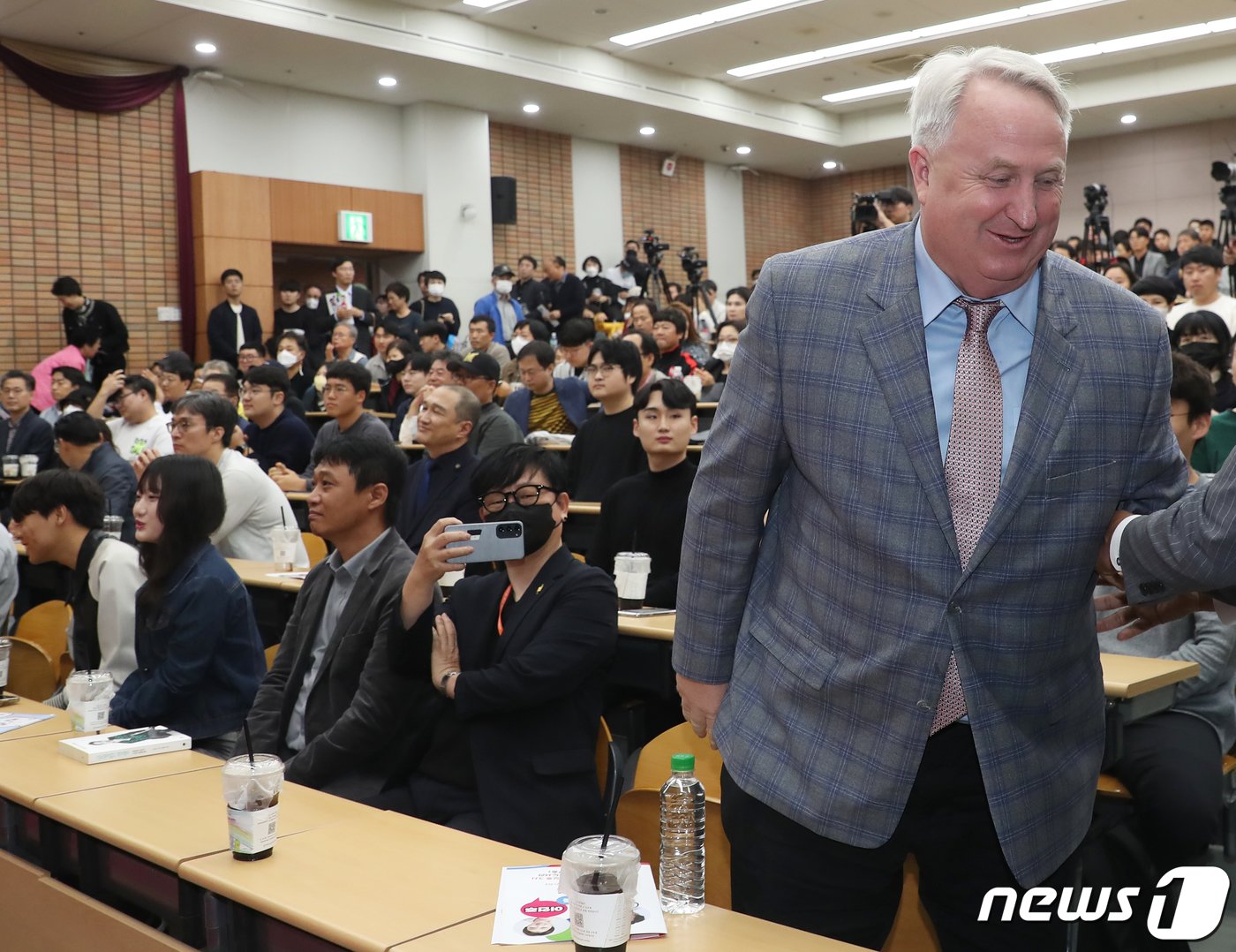 인요한 국민의힘 혁신위원장이 4일 오후 부산 경성대 중앙도서관에서 열린 이준석 전 대표, 이언주 전 의원이 진행하는 &#39;바보야 문제는 정치야 토크콘서트&#39;가 끝나자 행사장을 나서고 있다. 이날 인 혁신위원장은 이 전 대표와 만나기 위해 &#39;깜짝&#39; 부산 방문을 했지만, 두 사람의 회동은 이뤄지지 않았다. 2023.11.4/뉴스1 ⓒ News1 윤일지 기자