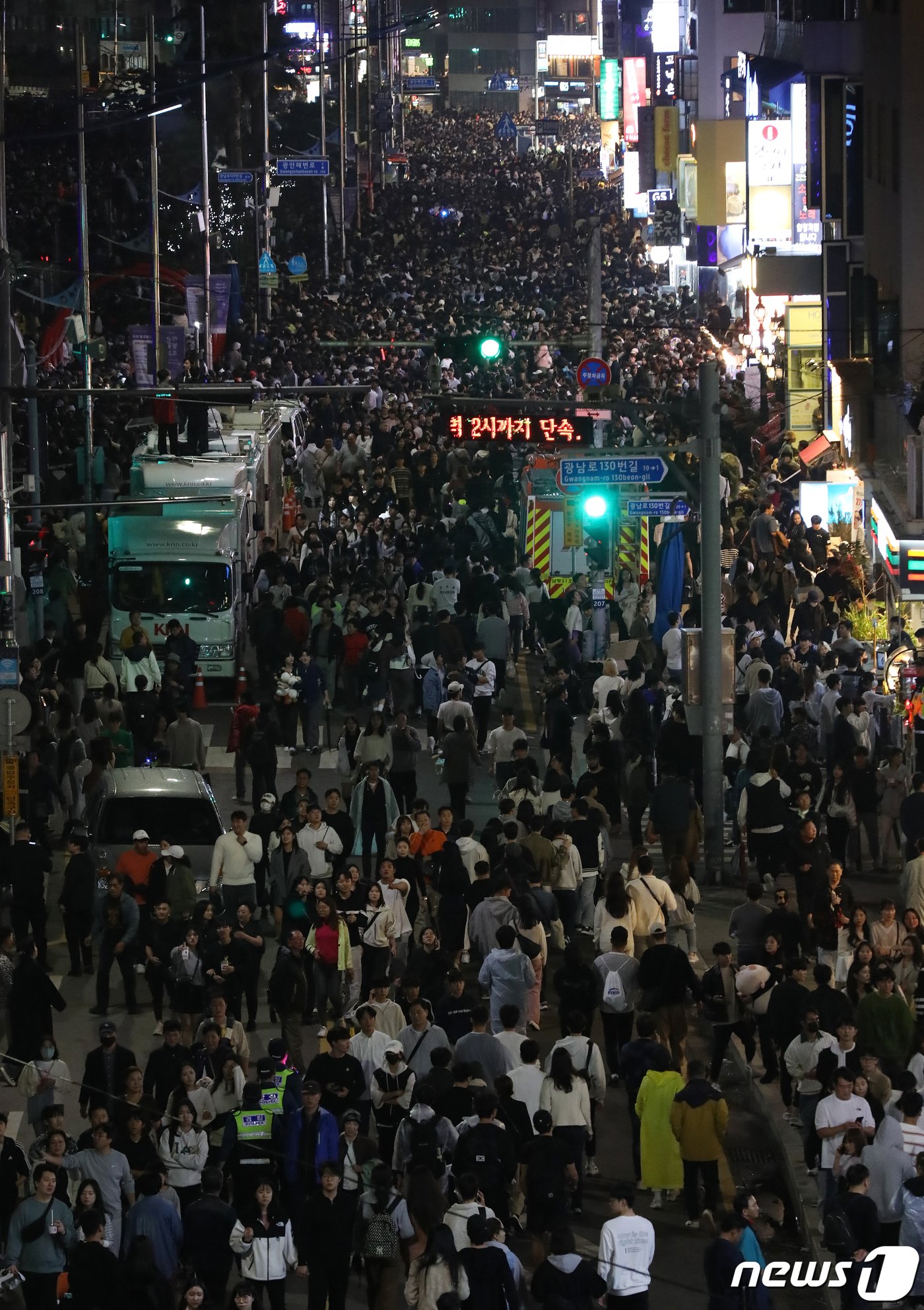 본문 이미지 - 4일 오후 부산 수영구 광안리해수욕장 일대가 '제18회 부산불꽃축제'를 관람하기 위한 관람객들로 북적이고 있다. 2023.11.4/뉴스1 ⓒ News1 윤일지 기자