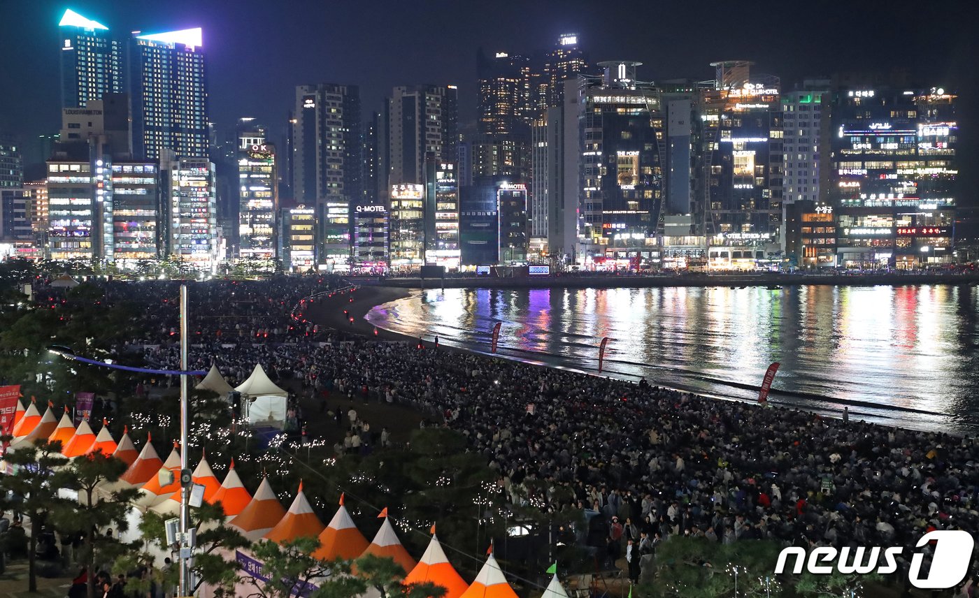 본문 이미지 - 4일 오후 부산 수영구 광안리해수욕장 일대가 '제18회 부산불꽃축제'를 관람하기 위한 관람객들로 북적이고 있다. 2023.11.4/뉴스1 ⓒ News1 윤일지 기자