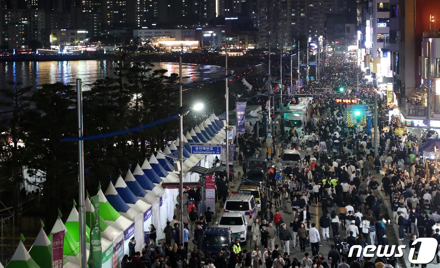 본문 이미지 - 4일 오후 부산 수영구 광안리해수욕장 일대가 '제18회 부산불꽃축제'를 관람하기 위한 관람객들로 북적이고 있다. 2023.11.4/뉴스1 ⓒ News1 윤일지 기자