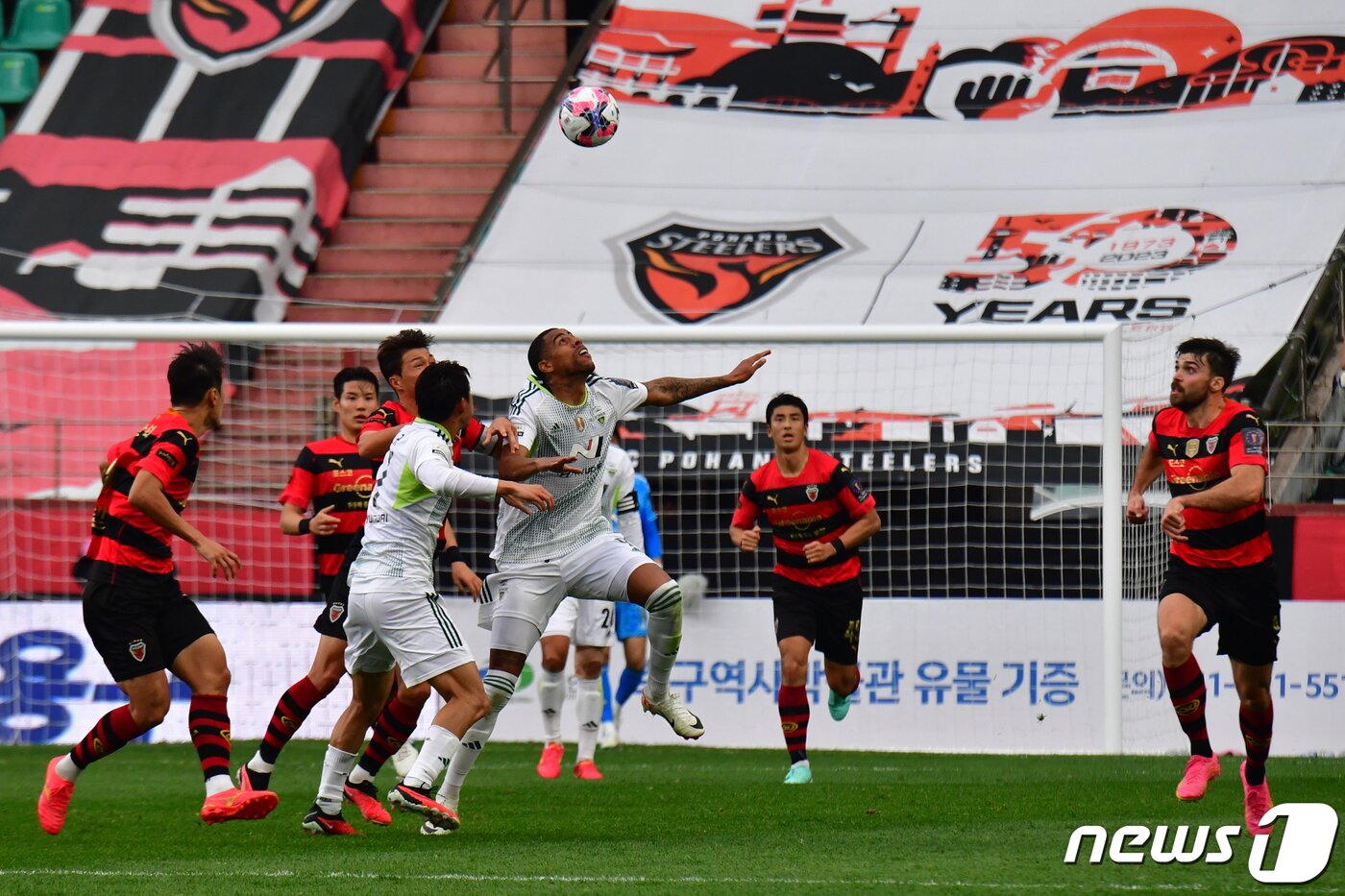 본문 이미지 - 4일 포항스틸야드에서 열린 프로축구 '2023 하나원큐 대한축구협회(FA)컵, 포항스틸러스와 전북현대의 결승전에서 전북 구스타보가 공중볼을 차지 하기 위해 몸 싸움을 하고 있다. 2023.11.4/뉴스1 ⓒ News1 최창호 기자