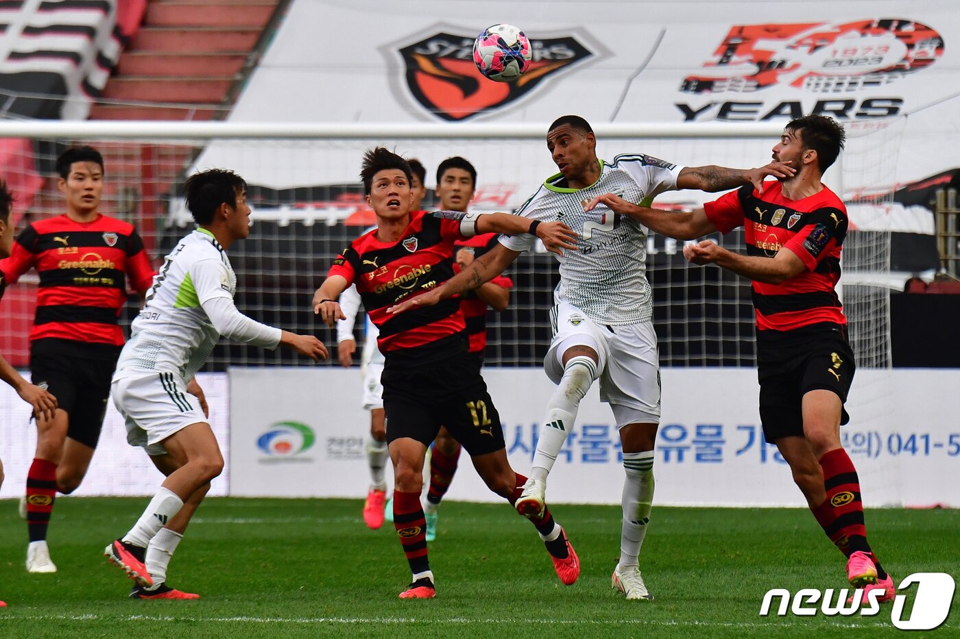 본문 이미지 - 4일 포항스틸야드에서 열린 프로축구 '2023 하나원큐 대한축구협회(FA)컵, 포항스틸러스와 전북현대의 결승전에서 전북 구스타보가 포항 김승대와 제카 수비에 막히고 있다. 2023.11.4/뉴스1 ⓒ News1 최창호 기자