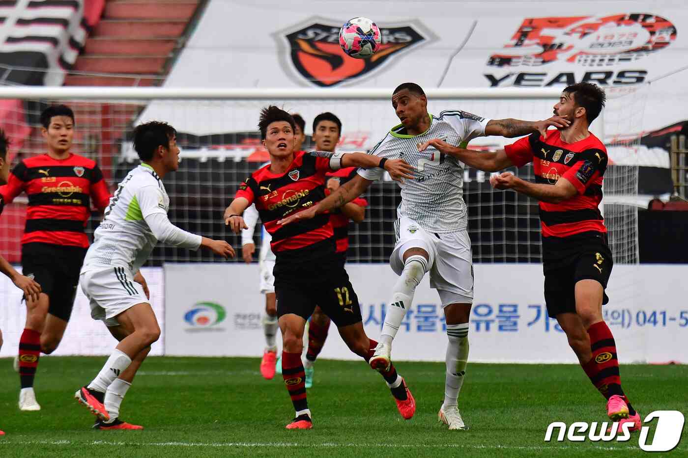 4일 포항스틸야드에서 열린 프로축구 '2023 하나원큐 대한축구협회(FA)컵, 포항스틸러스와 전북현대의 결승전에서 전북 구스타보가 포항 김승대와 제카 수비에 막히고 있다. 2023.11.4/뉴스1 © News1 최창호 기자