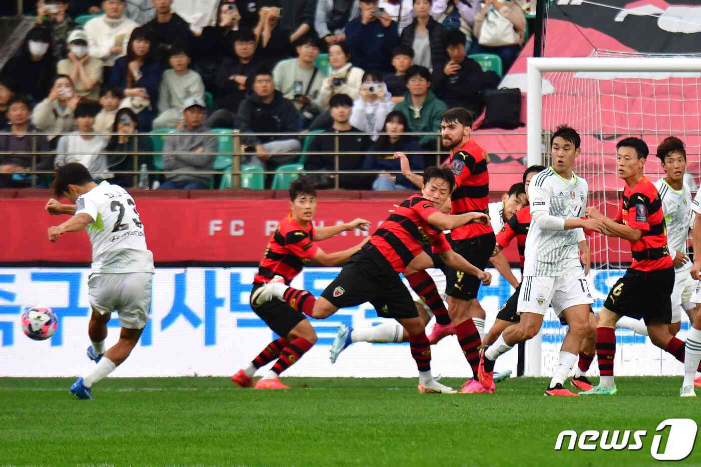 4일 포항스틸야드에서 열린 프로축구 '2023 하나원큐 대한축구협회(FA)컵, 포항스틸러스와 전북현대의 결승전에서 전북 김진수가 포항 문전에서 프리킥하고 있다. 2023.11.4/뉴스1 © News1 최창호 기자