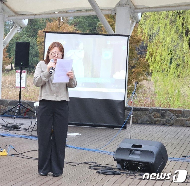 진안 부귀초 학부모가 4일 전주 에코시티 세병호공원에서 가진 버스킹 공연 중에 학교를 소개하고 있다./뉴스1