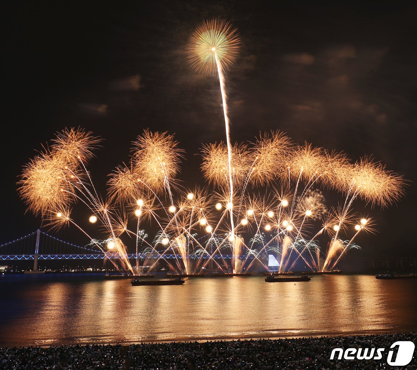 본문 이미지 - 4일 오후 부산 수영구 광안리해수욕장 일대에서 열린 '제18회 부산불꽃축제'에서 화려한 불꽃이 부산 밤바다를 수놓고 있다. 2023.11.4/뉴스1 ⓒ News1 윤일지 기자