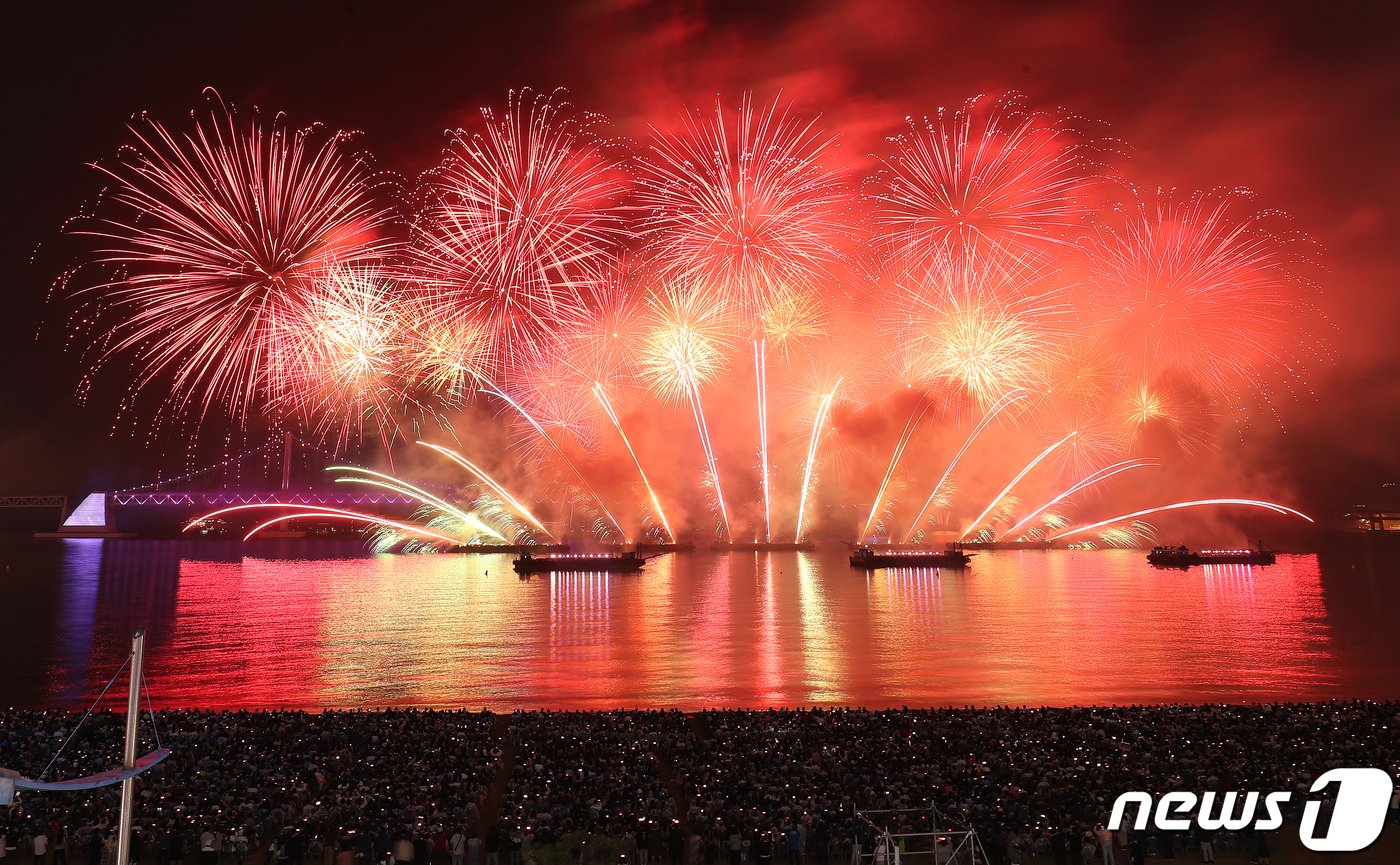 본문 이미지 - 4일 오후 부산 수영구 광안리해수욕장 일대에서 열린 '제18회 부산불꽃축제'에서 화려한 불꽃이 부산 밤바다를 수놓고 있다. 2023.11.4/뉴스1 ⓒ News1 윤일지 기자