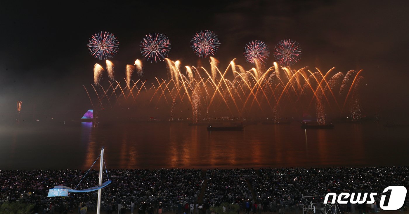본문 이미지 - 4일 오후 부산 수영구 광안리해수욕장 일대에서 열린 '제18회 부산불꽃축제'에서 화려한 불꽃이 부산 밤바다를 수놓고 있다. 2023.11.4/뉴스1 ⓒ News1 윤일지 기자