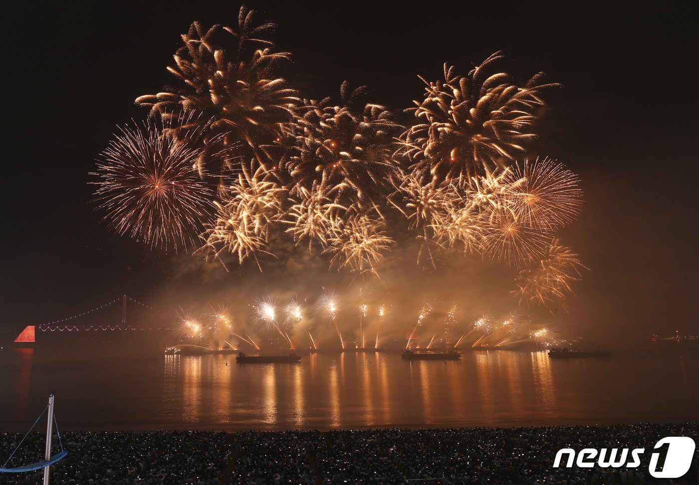 본문 이미지 - 4일 오후 부산 수영구 광안리해수욕장 일대에서 열린 '제18회 부산불꽃축제'에서 화려한 불꽃이 부산 밤바다를 수놓고 있다. 2023.11.4/뉴스1 ⓒ News1 윤일지 기자