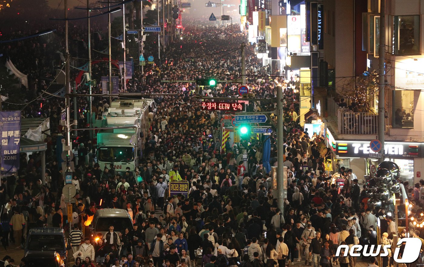 4일 오후 부산 수영구 광안리해수욕장 일대에서 열린 &#39;제18회 부산불꽃축제&#39;를 찾은 관람객들이 관람을 마치고 빠져나가고 있다. 2023.11.4/뉴스1 ⓒ News1 윤일지 기자