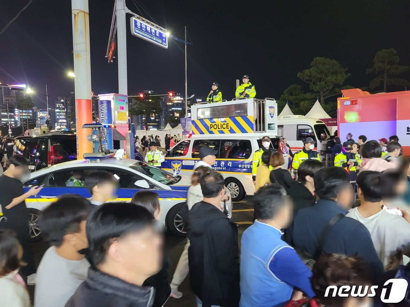 본문 이미지 - 경찰관들이 '혼잡안전관리차량' 지휘차 위에 올라가 길 안내 등 인파를 관리하고 있다. 2023.11.4/뉴스1 ⓒ News1 조아서 기자