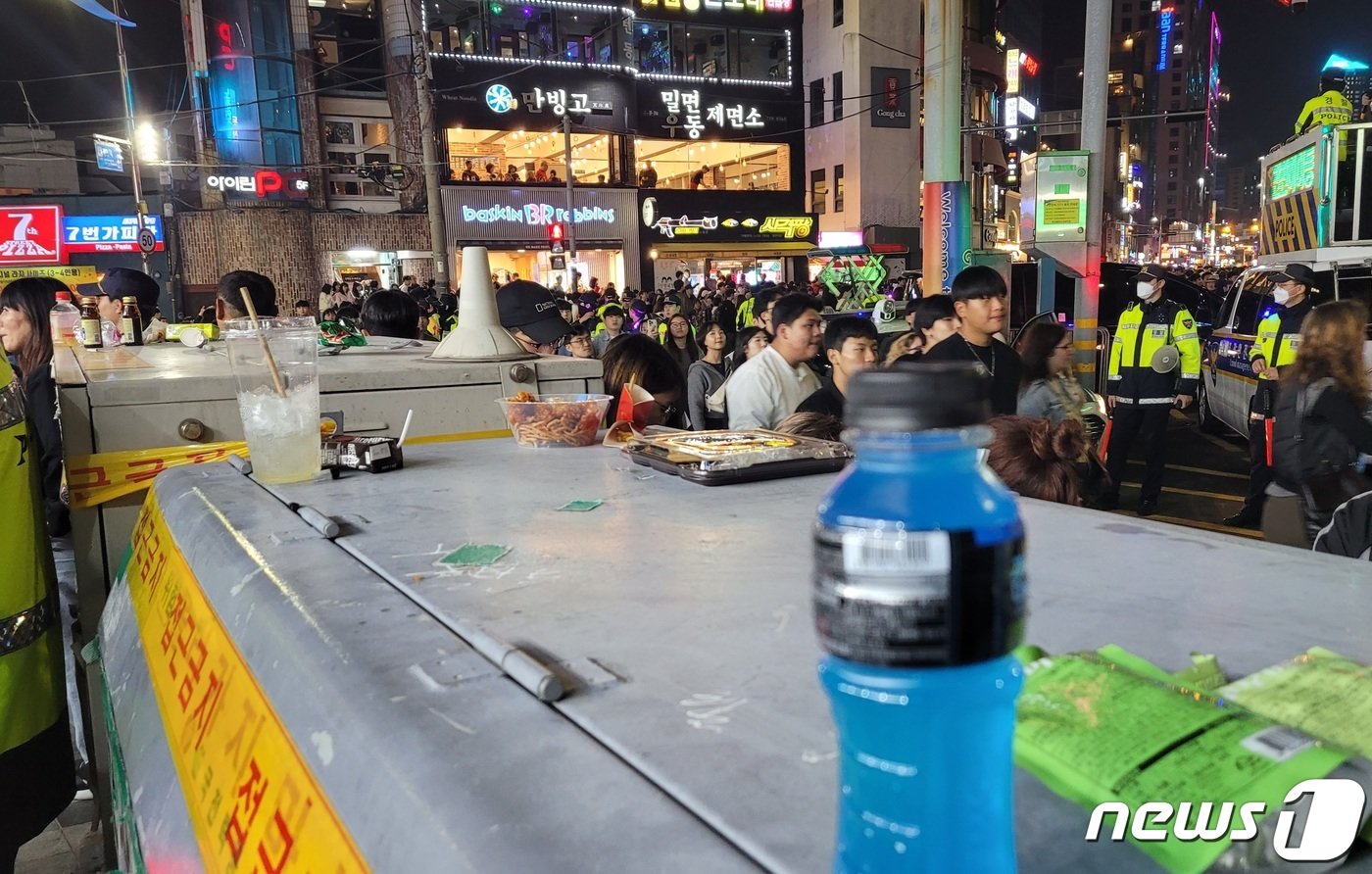 본문 이미지 - 제18회 부산 불꽃축제가 열린 광안리 해변 곳곳에 쓰레기가 방치돼 있다. 2023.11.4/뉴스1 ⓒ News1 조아서 기자