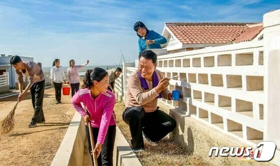 살림집 주변 환경 가꾸는 북한 주민들 