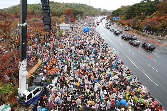 "대중교통 이용하세요"…서울 도심 3만5000명 마라톤에 교통통제