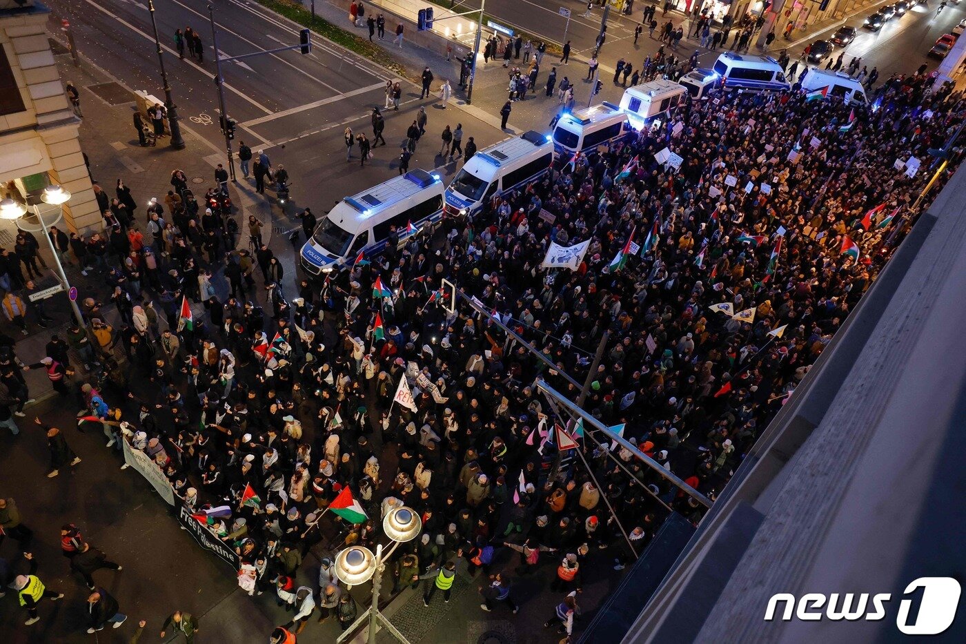 본문 이미지 - 독일 베를린에서 4일(현지시간) 팔레스타인인 지지 시위가 벌어졌다. ⓒ AFP=뉴스1 ⓒ News1 최종일 기자
