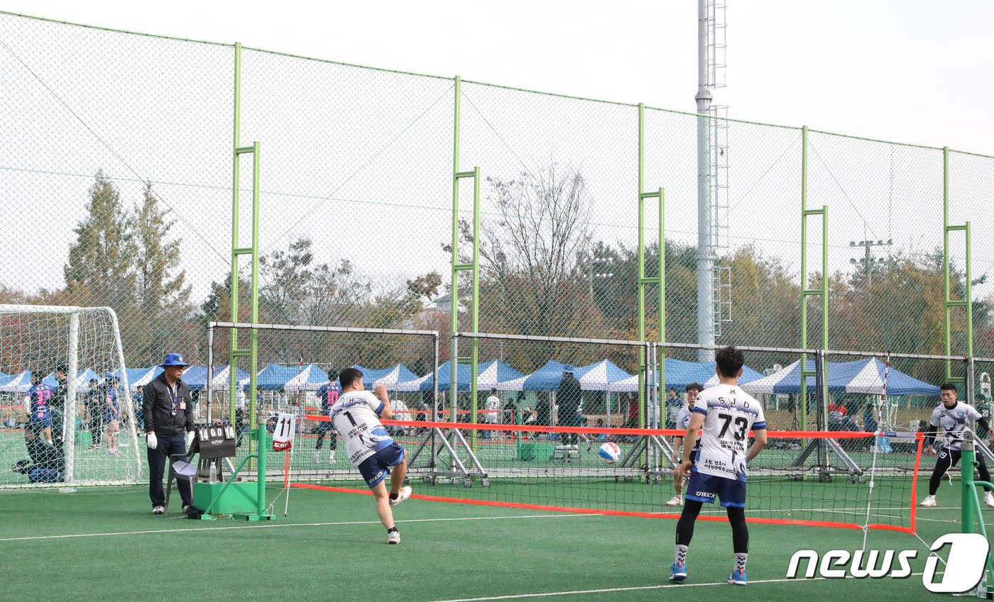 5일 오전 광주 북구 첨단체육공원에서 열린 제2회 광주·전남 족구인 한마당 대회에 참가한 족구동호인이 공을 넘기고 있다. 2022.11.5/뉴스1 ⓒ News1 박지현 수습기자