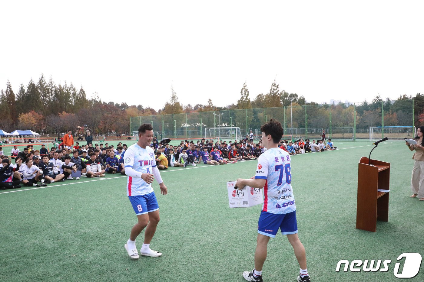 5일 오전 광주 북구 오룡동 첨단근린공원서 열린 제2회 뉴스1 광주·전남배 족구한마당에서 경품에 당첨된 선수들이 상품을 받고 있다. 2023.11.5/뉴스1 ⓒ News1 박지현 수습기자